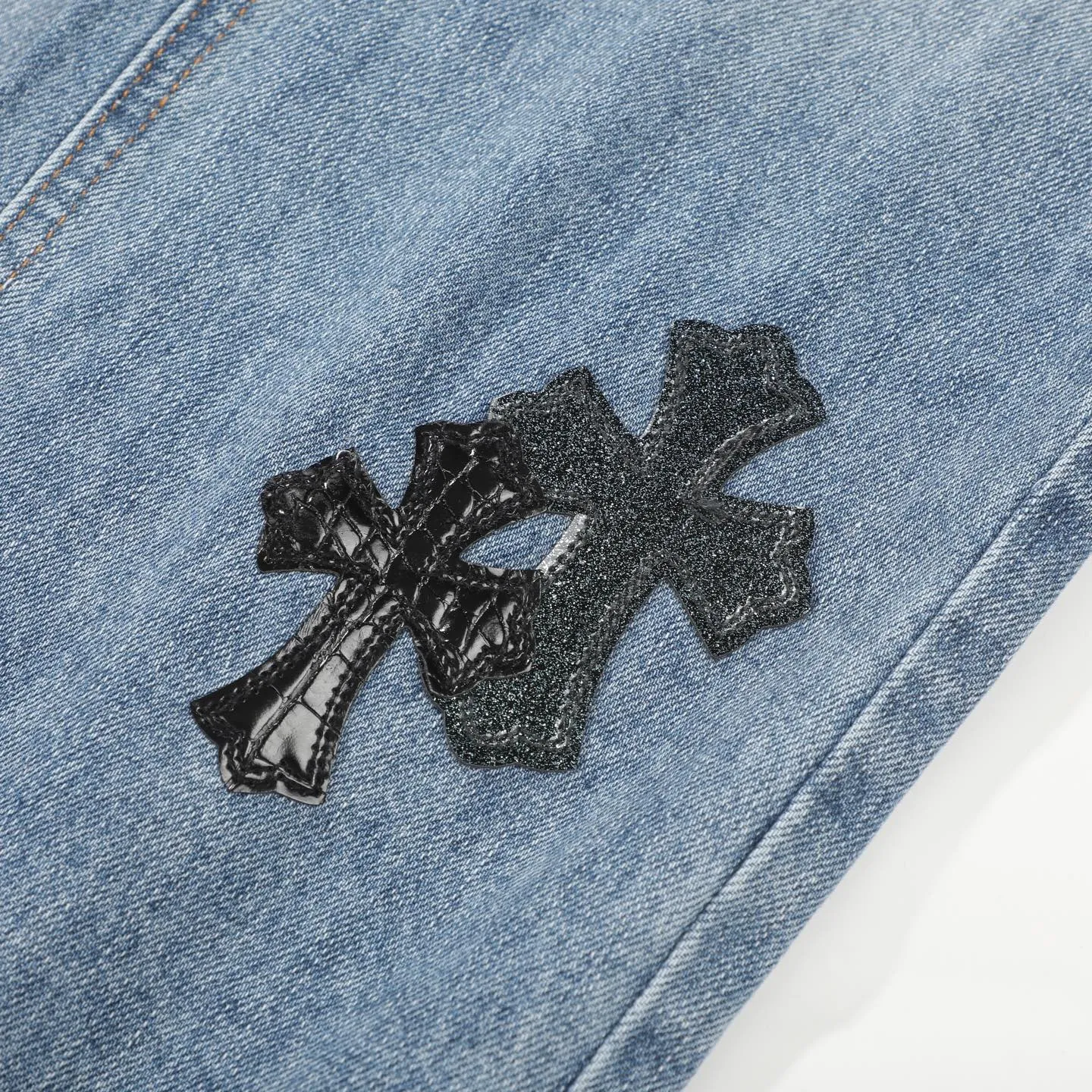 P260 Chromehearts washed blue starry sky crocodile patch leather jeans adopt starry sky theme leather elements, mostly presented in the shape of a cross, with glitter on the leather surface. Unique design, simple and elegant details, exquisite workmanship, the entire trousers are neatly routed, and the details are in place! Ceiling-level jeans, a pair that is hard to find at the counter. About Zangyin, this is an extremely luxurious fashion brand that can also be called the aristocrat of the high street. It has always been an exclusive brand for some hipsters or the rich second generation. It is more luxurious and noble than ordinary high streets. It is more fashionable and individual than luxury brands. Top heavy industry fashion design has always been created in high street luxury style. Speaking of this style, Zangyin family and GU family are definitely the leading representative brands, especially the Zangyin family's creation of high street style. It has really achieved a state-of-the-art effect. The color system of this model is made of unique washed materials. It is already quite eye-catching. It is decorated with pink patchwork cross flowers, which cleverly highlights the charm of the brand. Secondly, this model adopts a classic high-waist cutting design, which highlights the long legs and fashionable temperament of the upper body. The brand is highly recognizable and the slim-fitting configuration is more suitable for daily wear. Personality, fashion, and specification interpretation are all at a glance. Needless to say, materials and craftsmanship. As an excellent craftsman brand, Zangyin’s requirements for details and craftsmanship are really perfect. The washed color of this model has gone through a lot of processes, not to mention the embellishment of the denim appliqués. It is also purely hand-made and sewn. Just like what they believe in, only hand-made things have soul and have the meaning of wearing. A top-notch heavy-duty fashionable denim item. Recommended by both hands. Size: 28/30/32/34/36 Waist: 73/78/83/88/93 Knee: 52/53.5/55/56.5/58 Pants length: 100/102/104/106/108